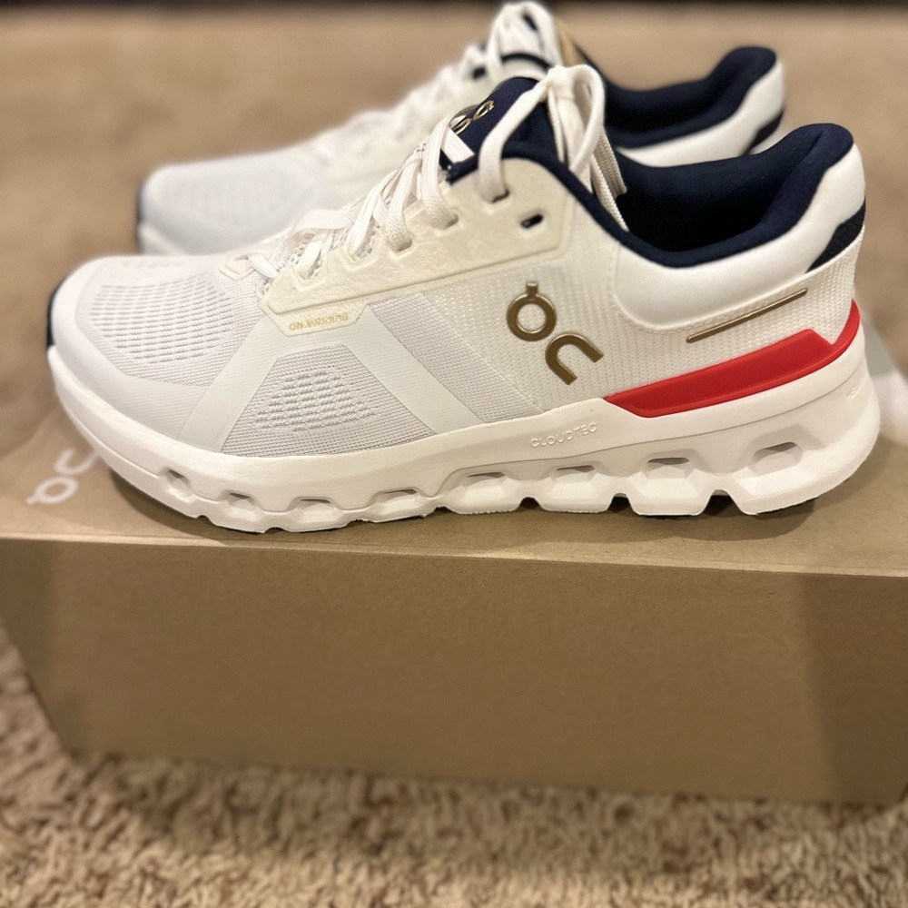 On Cloud Size 7 1/2 WIDE